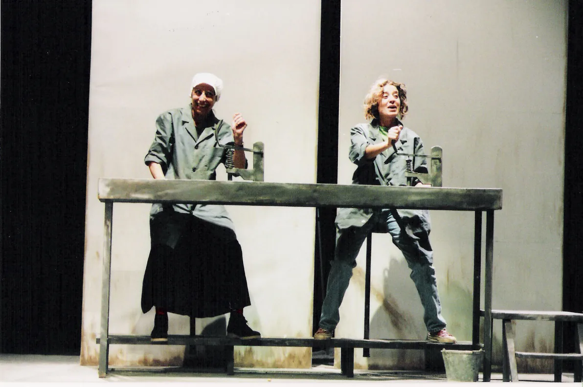 El hueso de la aceituna (2002), obra de Jesús Domínguez — fotografía de la producción teatral de Teatro del Gato, compañía de teatro contemporáneo en Málaga. Foto: Rafael Galán
