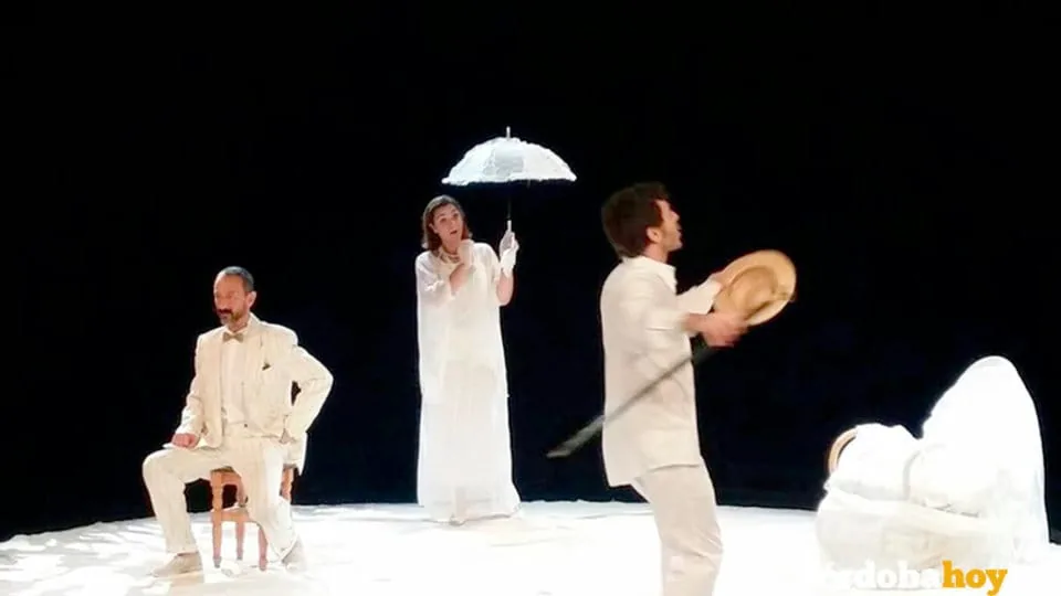 La oropéndola (2016), obra de Miguel Romero Esteo — fotografía de la producción teatral de Teatro del Gato, compañía de teatro contemporáneo en Málaga (imagen 3 de 5)