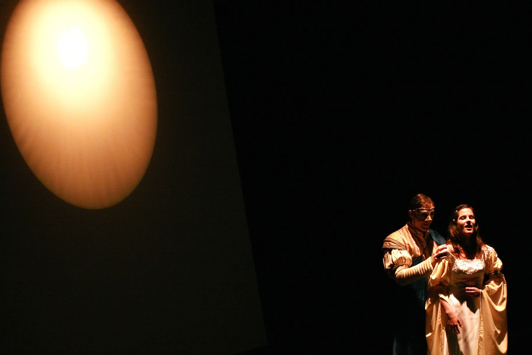 El chantajista (2008), obra de Pedro Salinas — fotografía de la producción teatral de Teatro del Gato, compañía de teatro contemporáneo en Málaga (imagen 1 de 3). Foto: Rafa Galán