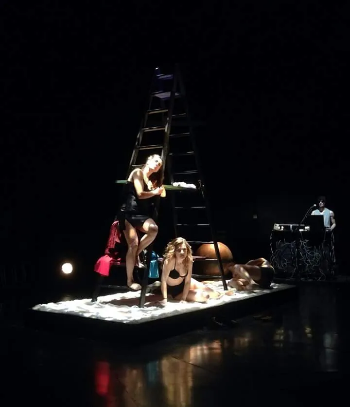 A puerta cerrada (Huis Clos) (2016), obra de Jean-Paul Sartre — fotografía de la producción teatral de Teatro del Gato, compañía de teatro contemporáneo en Málaga (imagen 1 de 2)