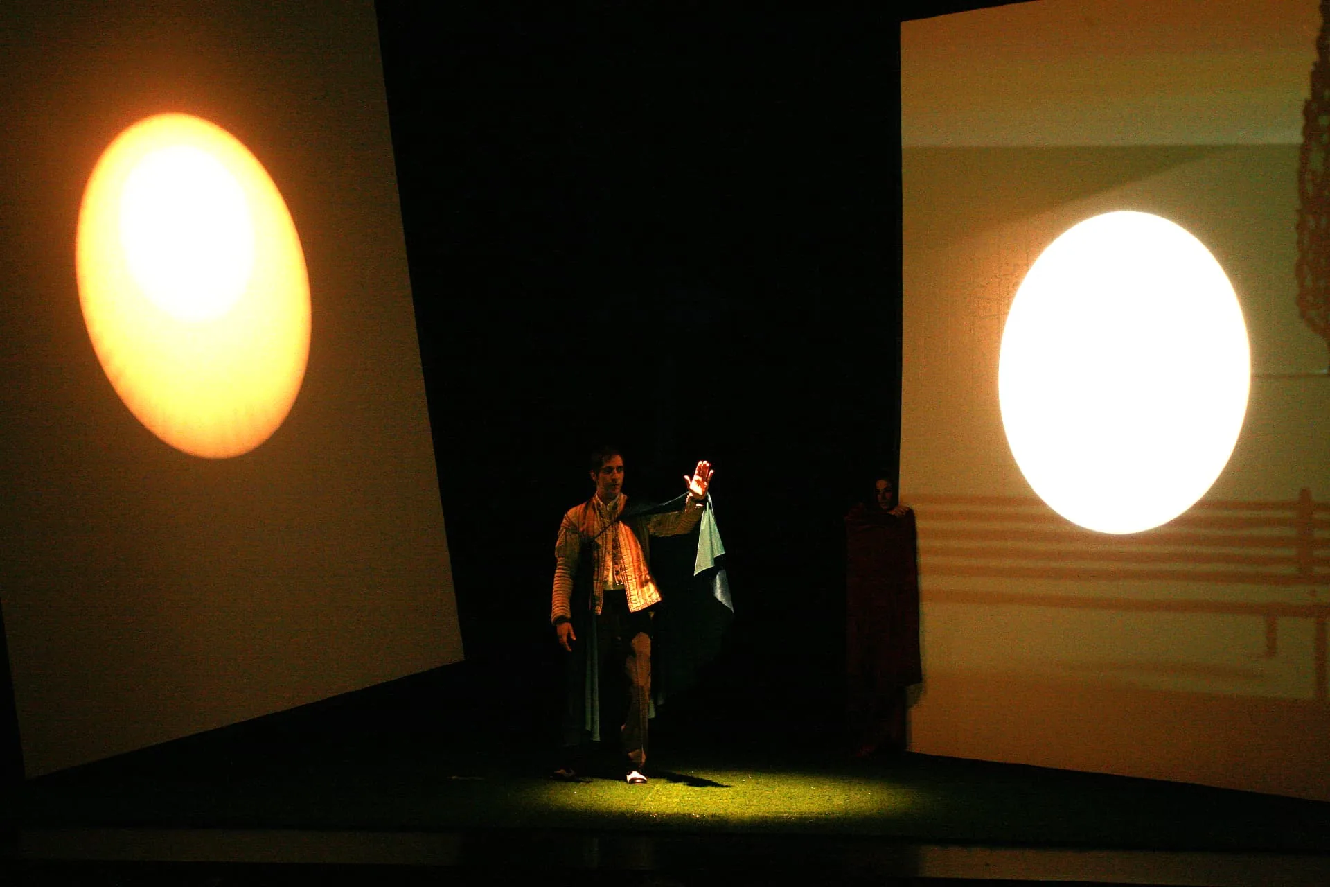 El chantajista (2008), obra de Pedro Salinas — fotografía de la producción teatral de Teatro del Gato, compañía de teatro contemporáneo en Málaga (imagen 3 de 3). Foto: Rafa Galán