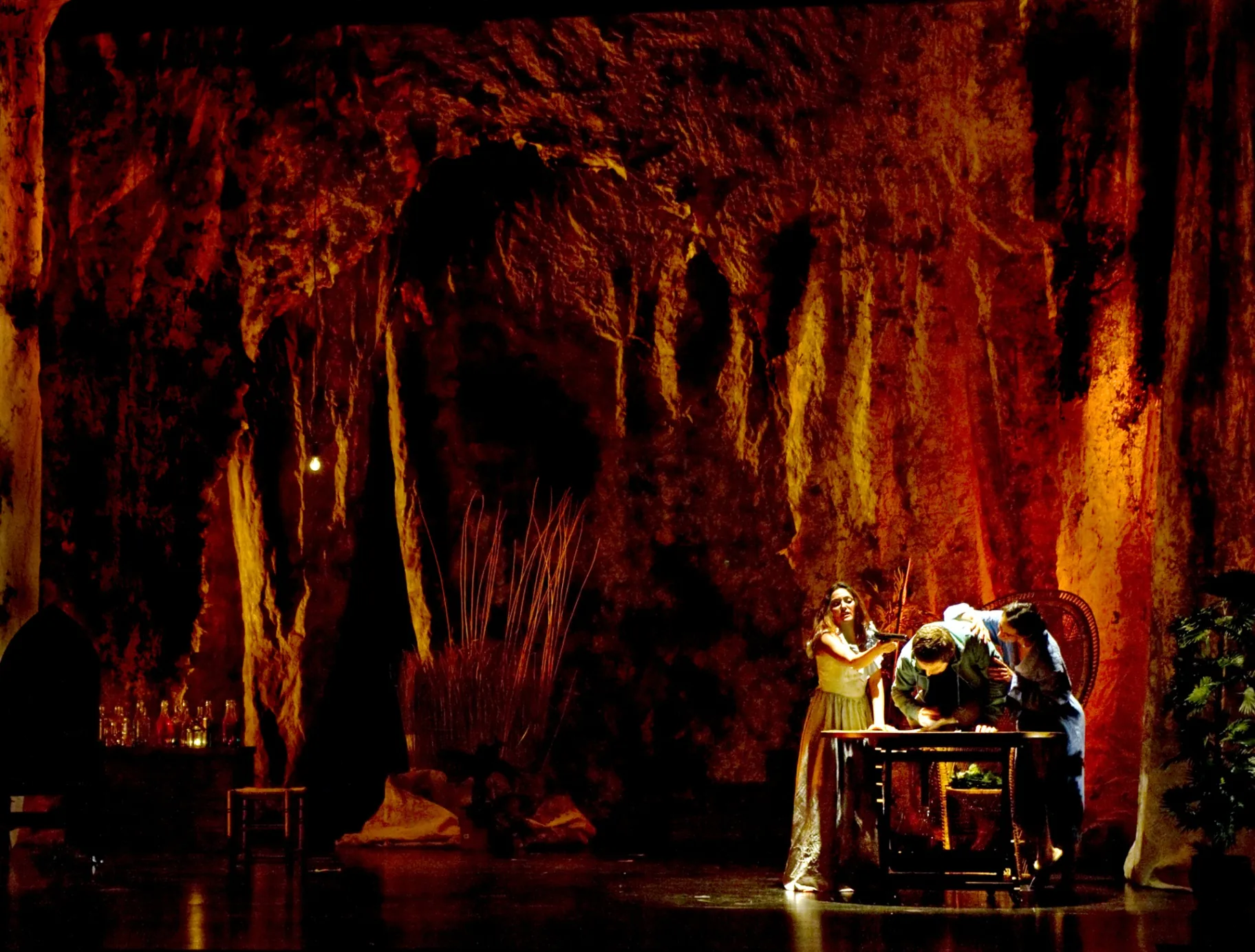 Manual de bricolaje (2011), obra de Miguel Romero Esteo — fotografía de la producción teatral de Teatro del Gato, compañía de teatro contemporáneo en Málaga (imagen 2 de 2)
