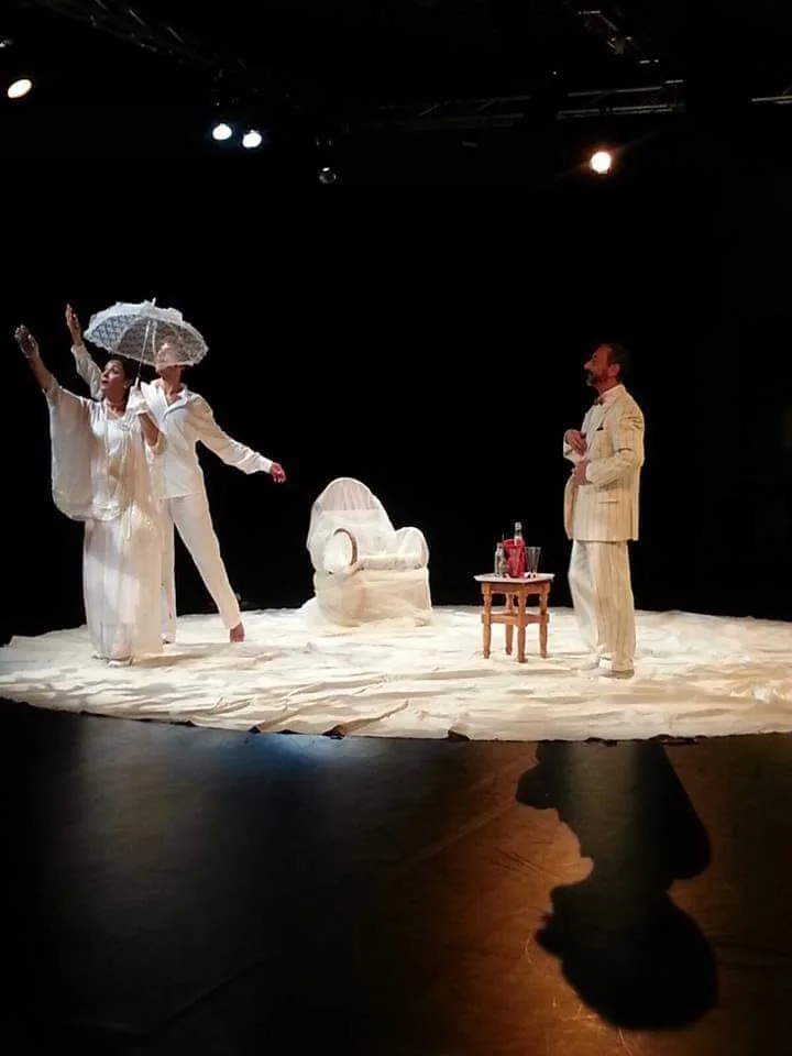 La oropéndola (2016), obra de Miguel Romero Esteo — fotografía de la producción teatral de Teatro del Gato, compañía de teatro contemporáneo en Málaga (imagen 2 de 5)