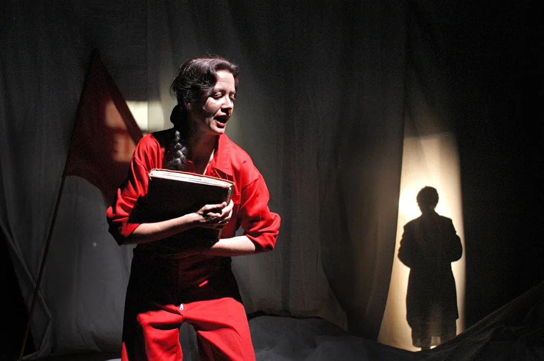 El cerco de Leningrado (2004), obra de José Sanchis Sinisterra — fotografía de la producción teatral de Teatro del Gato, compañía de teatro contemporáneo en Málaga. Foto: Luis Castilla